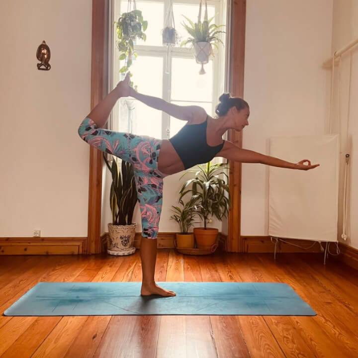Patricia Realejo postura yoga no estúdio AzoresYoga