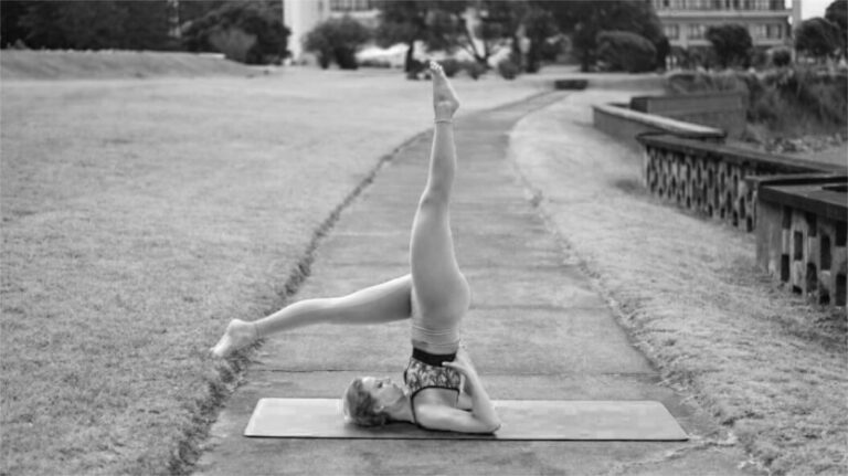 Patricia Realejo postura yoga jardim, preto e branco