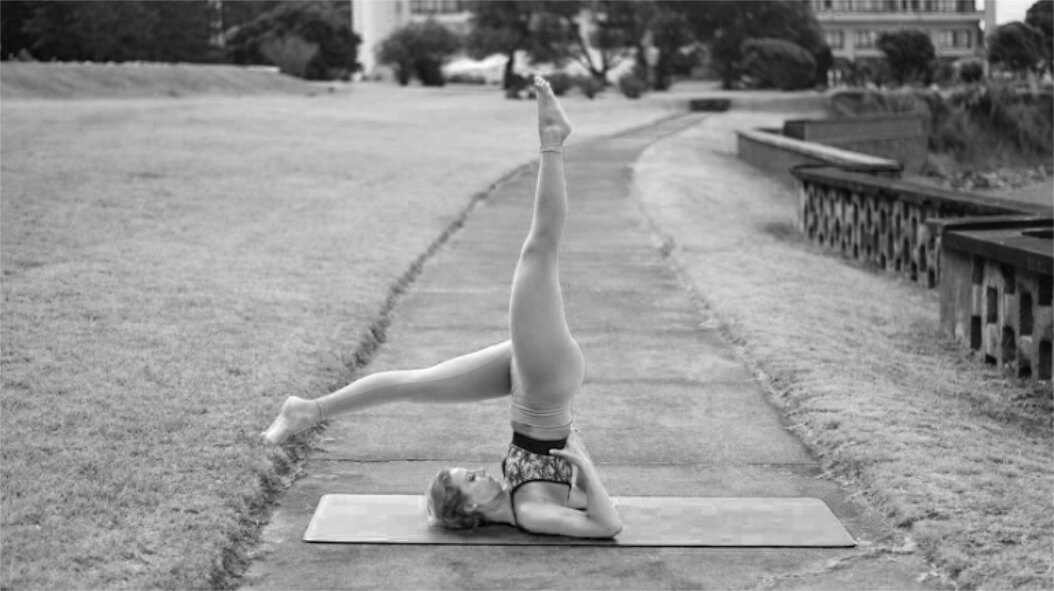 Patricia Realejo postura yoga jardim, preto e branco