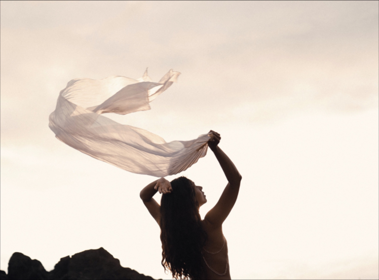 Ines Machado contraluz céu Açores yoga